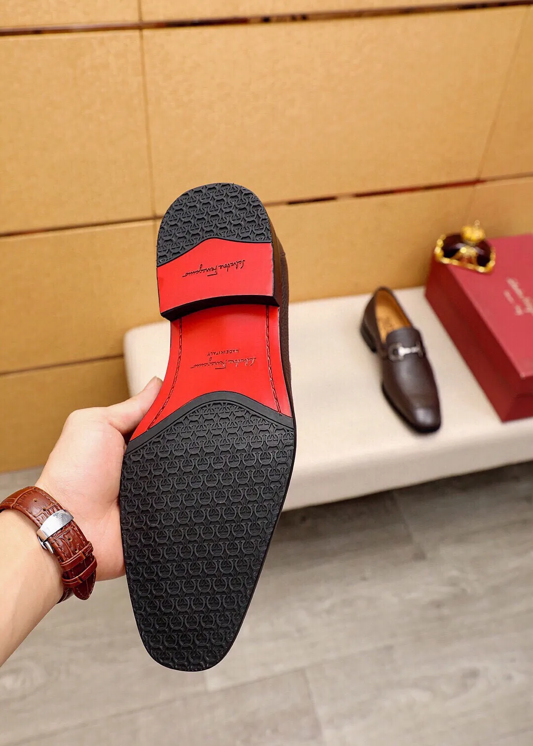 Men's shoes 💰480 💐 Product trademark: Ferragamo "Ferragamo" casual leather shoes Regular size: 38-44 (45🉑️customized) Product materials: Selected imported first-layer pebbled cowhide leather upper + luxury hardware buckle, imported water-dyed cowhide leather lining. Strong three-dimensional visual effect, original outsole Color: 3⃣️colors available